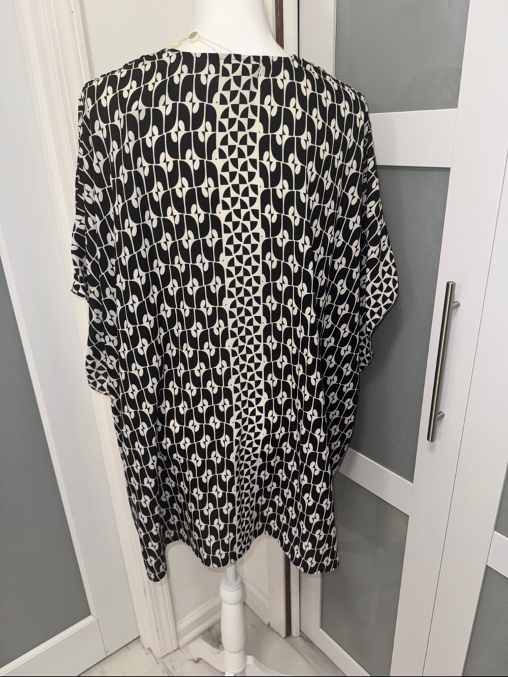 Max Studio Black and White Geometric Wrap Scarf - Picture 10 of 11